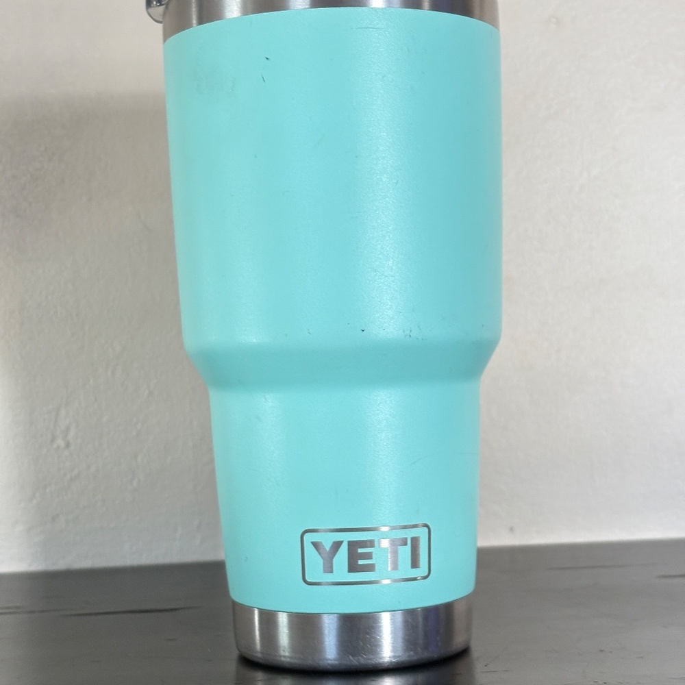 YETI large travel cup, with lid, metal; tall, 30 oz